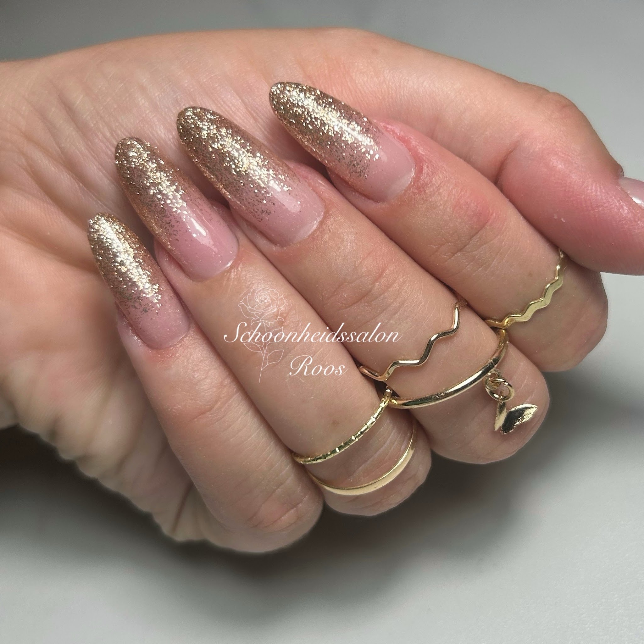 Amandelnagels met een verloop van naturel naar gouden glitter