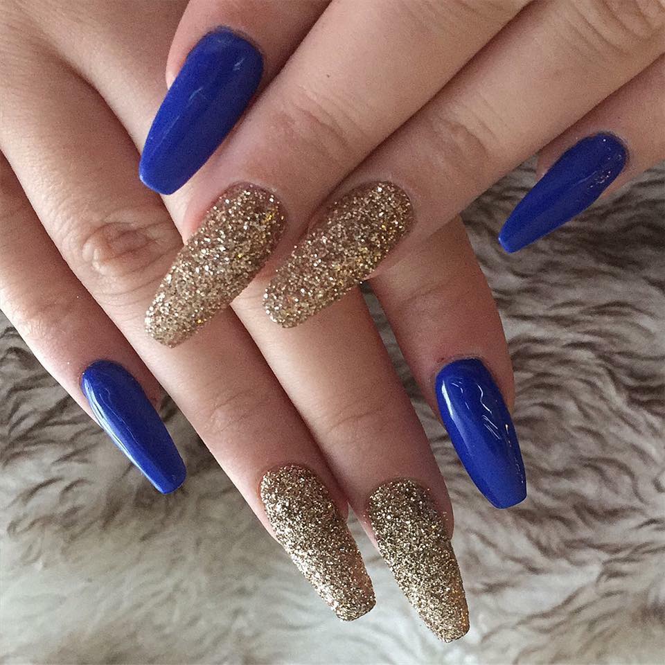 Kobaltblauwe nagels met twee nagels in gouden glitter